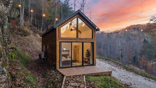Tiny Cabin in RRG The Naturalist — 4-Star Luxury Hotel in Rogers, United States