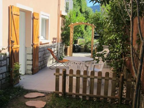 Jolie T2 Renove Avec Jardin Clos Et Parking Prive in Millau, France