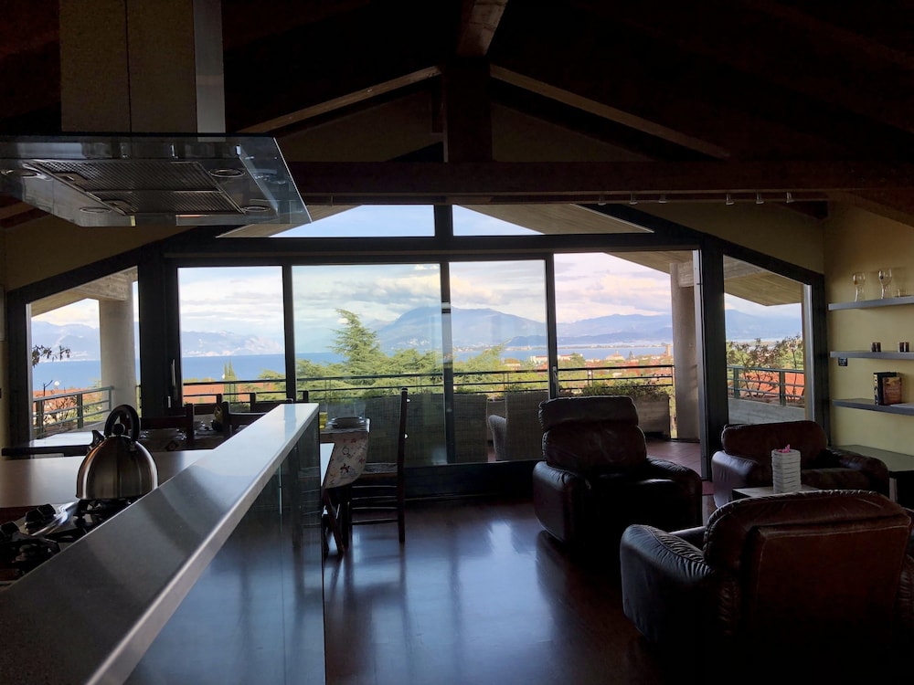 Paradise Lake View — 4-Star Luxury Hotel in Desenzano Del Garda, Italy
