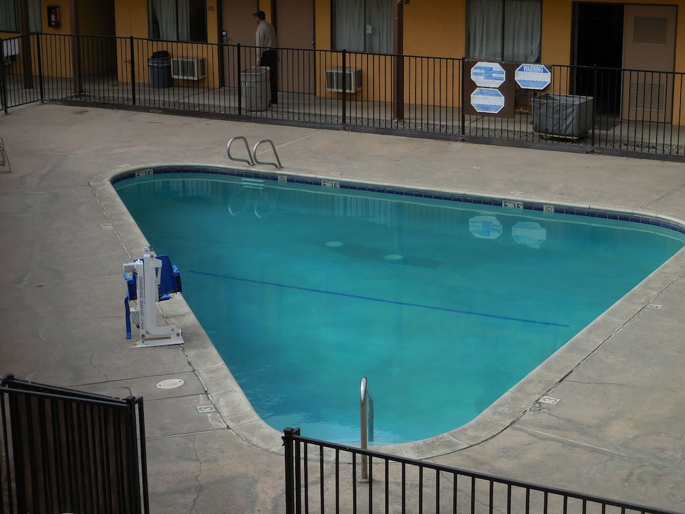 Best Economy Inn n Suites - photo 13