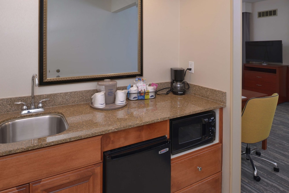 Hampton Inn & Suites Bakersfield North Airport - photo 14
