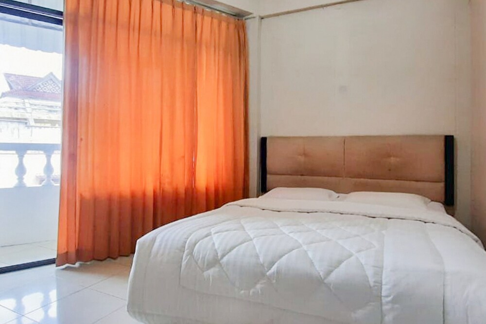 RedDoorz near Pagoda Open Stage Parapat in Parapat, Indonesia