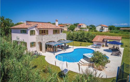 5 Bedroom Awesome Home In Valtura — 4-Star Luxury Hotel in Liznjan, Croatia