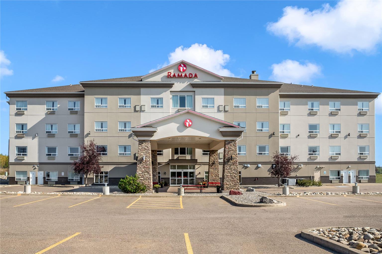 Ramada by Wyndham Lac La Biche — hotel in Lac La Biche