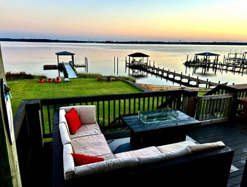 Relax Fish Grill Chill Pup Kid Friendly Riverfront Paradise Amenities Gameroom in Sneads Ferry, United States