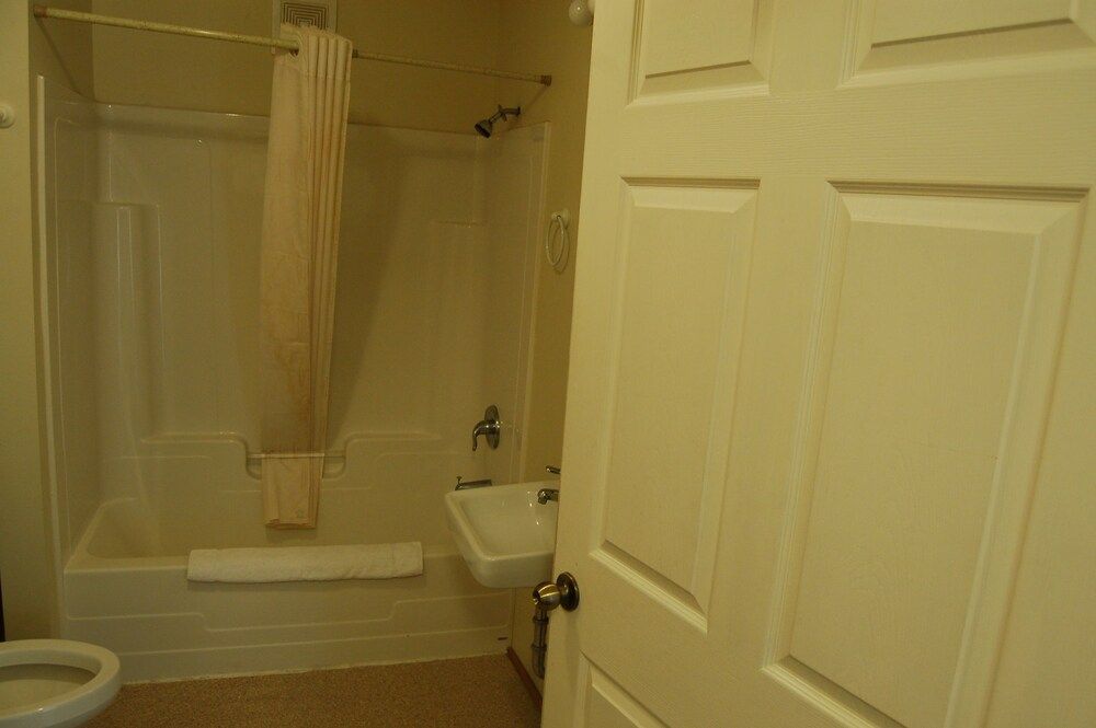 University Inn - photo 4