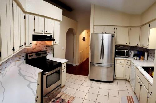 Eclectic Ranch Style Home Sleeps 12 — 4-Star Luxury Hotel in Belleview, United States