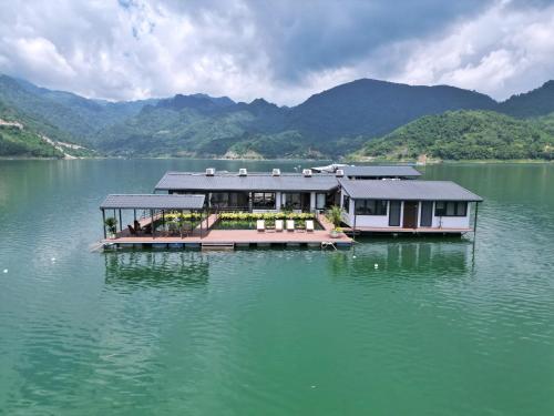 Nhà nổi Seaper Island in Hoa Binh, Vietnam