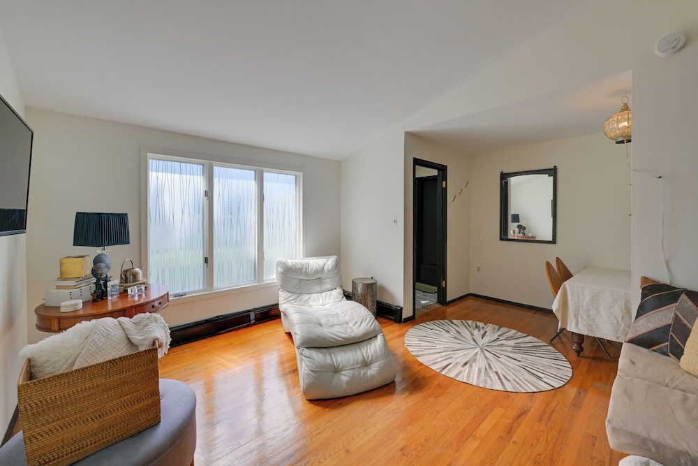 Modern Freeport Getaway 7 Mi to Long Beach in Freeport, United States