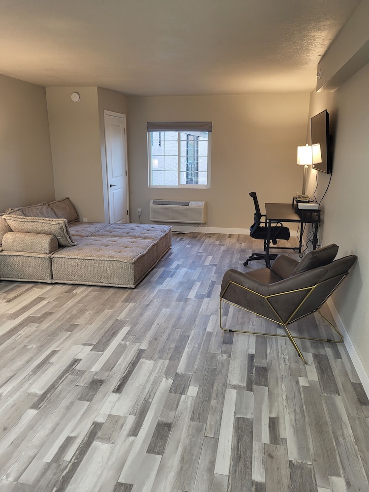 Red Fox Inn and Suites - photo 9