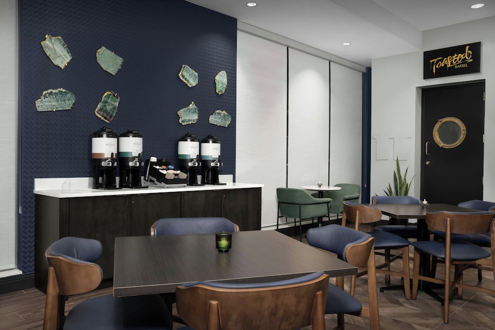 SpringHill Suites Savannah Downtown Historic District - photo 4