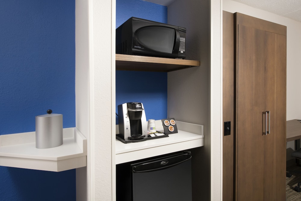 Holiday Inn Express & Suites Baltimore BWI Airport North by IHG - photo 5