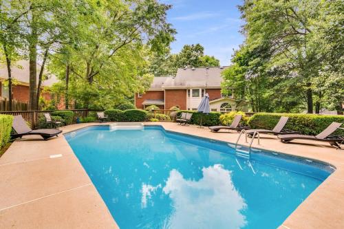 Luxury 5br Oasis Sleeps 10 Pool Office Deck — Conyers