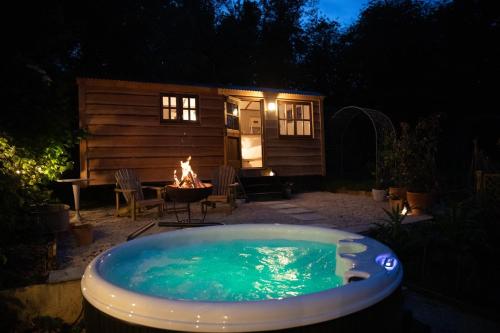 Luxury rural Shepherds Hut with hot tub nr Bath in Bristol, United Kingdom
