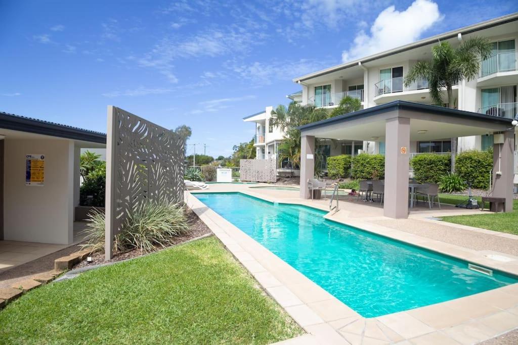 Resort Style Oasis 2 Bedroom 2 Bath Sleeps 6 — Caloundra