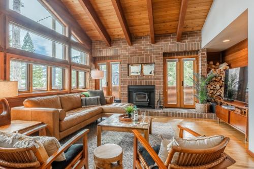Cedar and Snow in Mammoth Lakes, United States