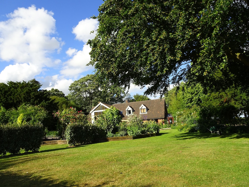 Drinkstone Park Bed & Breakfast And Gardens — 4-Star Luxury Hotel in Bury St Edmunds, United Kingdom