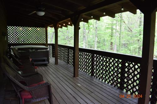 2 Miles to Parkway Hot Tub Pool Table Air Hockey Fire Pit in Pigeon Forge, United States