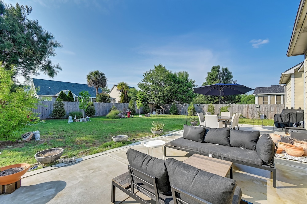 Hope Mills Family Home with Huge Backyard — 4-Star Luxury Hotel in Hope Mills, United States