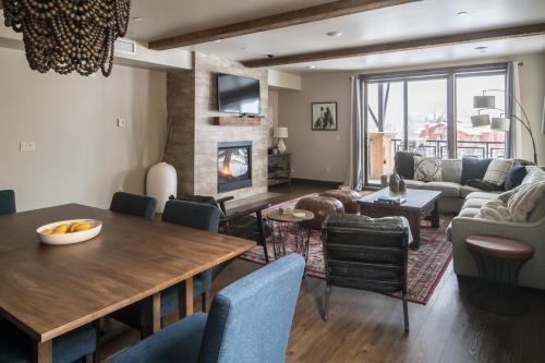 Mountain Lake Condo Unit 401B — 4-Star Luxury Hotel in Big Sky, United States