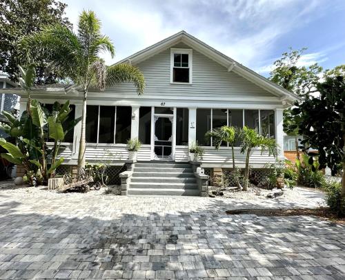 Lemon Street Retreat Renovated 1920 Craftman Half mile Stroll to Historic DT Beaches 3 mi to Vilano & 5 to St Aug in Saint Augustine, United States