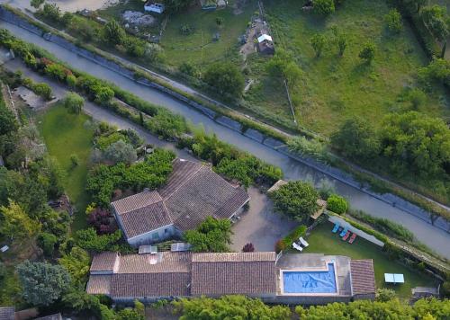 Chambres d'Hôtes Chez Cécile à Lagnes — 4-Star Luxury Hotel in Lagnes, France