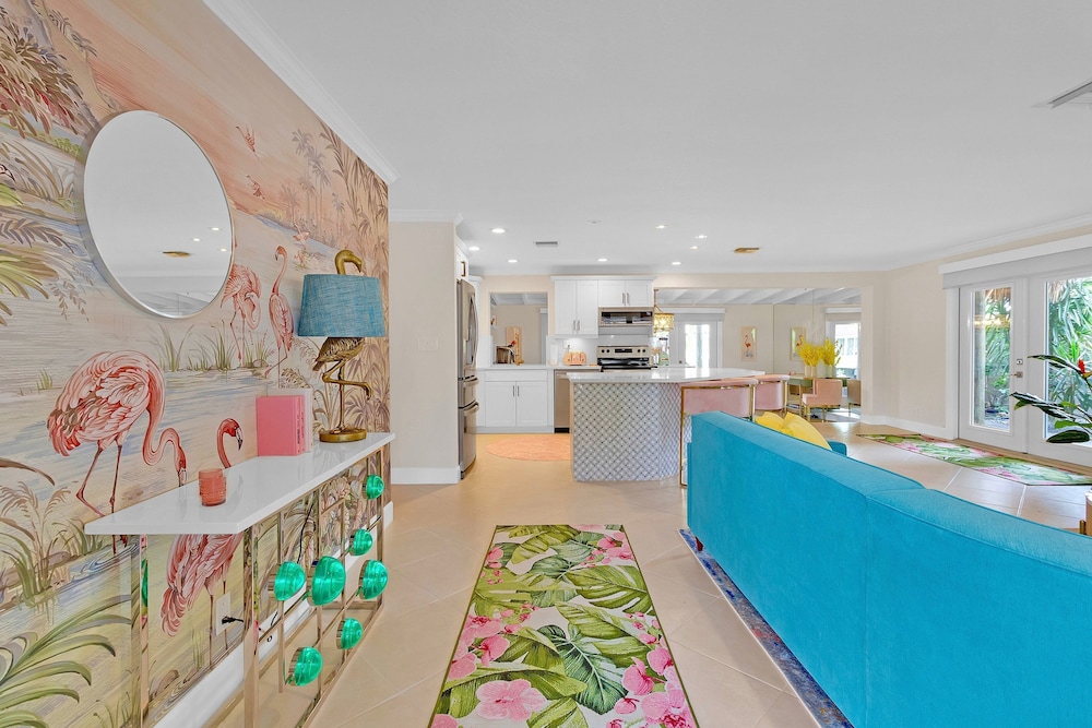 Flirty Flamingo Colorful Waterfront Escape w Pool — hotel in Wilton Manors