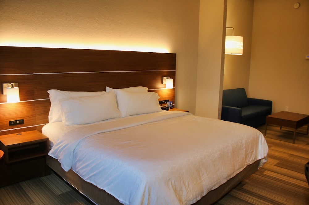 Holiday Inn Express & Suites Douglas by IHG - photo 21