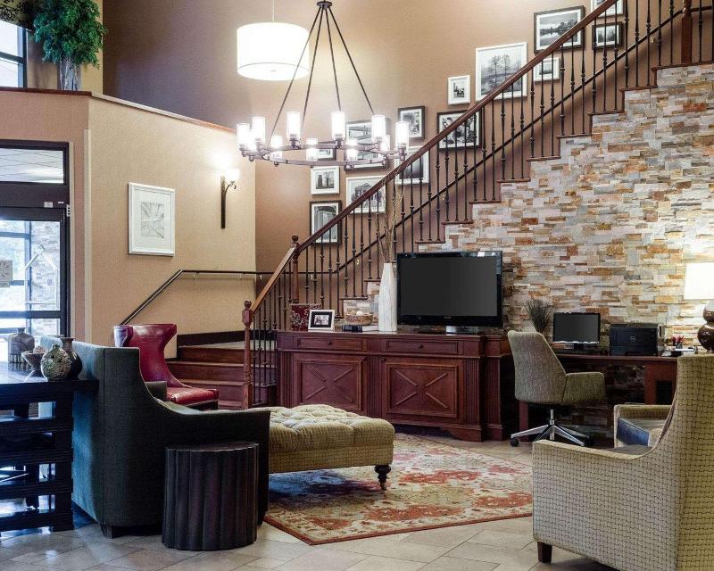 Russell Inn and Suites - photo 9