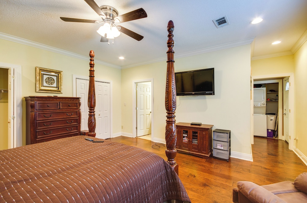 Homey Greenwood Getaway With Patio And Backyard — Greenwood