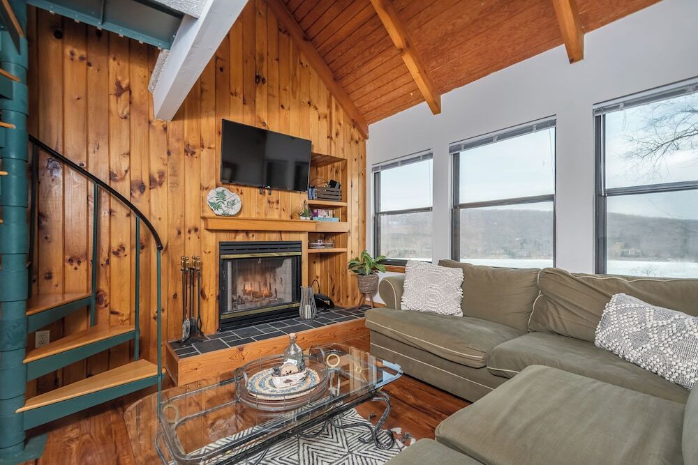 Mountain Ridge Nest in Oakland, United States