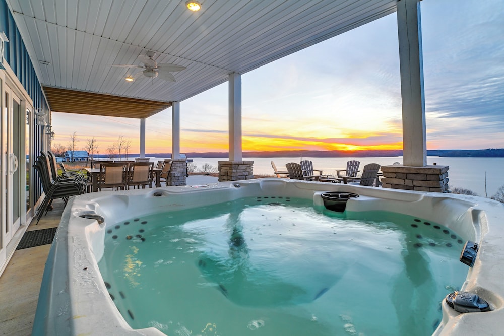 Massive Lake Views & Stunning Sunsets: Waverly Gem — hotel in Waverly