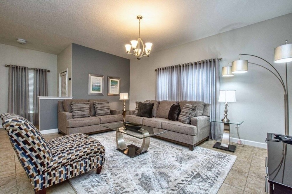 Storey Lake 5 Bedroom Townhome w Pool 1600ST Townhouse by RedAwning — 4-Star Luxury Hotel in Kissimmee, United States