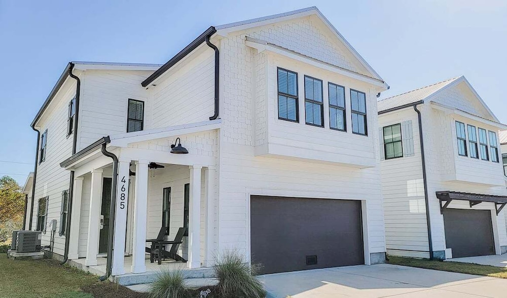 New Home 3br 2.5br w Kayak Access Sleeps 9 — 4-Star Luxury Hotel in Orange Beach, United States