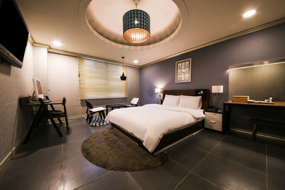 Honeymoon - last minute hotel in Unknown City