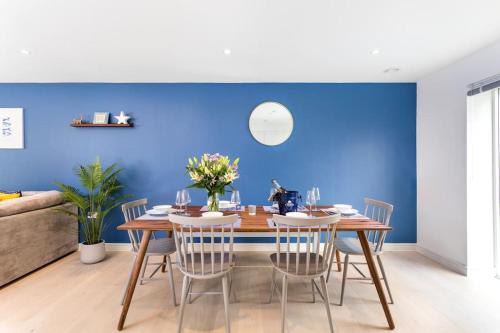 Luxury 3 floor Town House by Tolcarne Beach — 4-Star Luxury Hotel in Newquay, United Kingdom