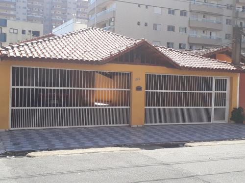 Casa Tupi 3 quadras da praia em condomínio in Praia Grande, Brasil
