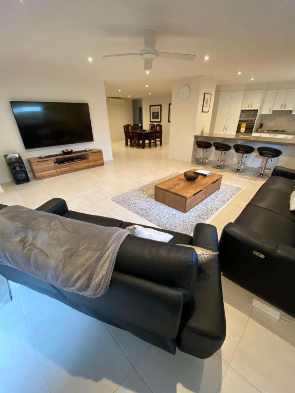 Sun Lovers Beach House Walk To Beach Shops — 4-Star Luxury Hotel in Rosebud, Australia