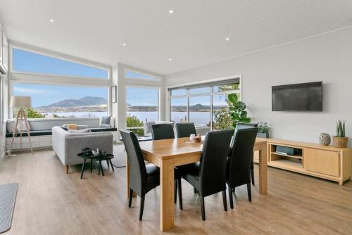 Stylish 3BR Lakeview Home in Acacia Bay — 4-Star Luxury Hotel in Taupo, New Zealand