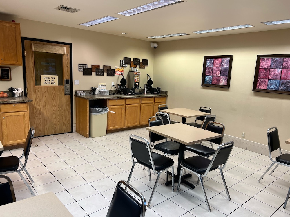 Lavissh Inn & Suites - photo 23