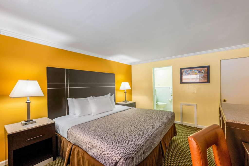 Econo Lodge Beach and Boardwalk - photo 15