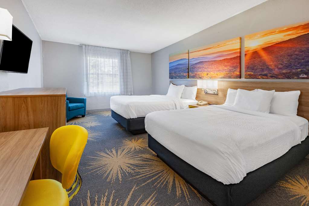 Days Inn by Wyndham Roanoke Hollins Near I 81 - photo 12
