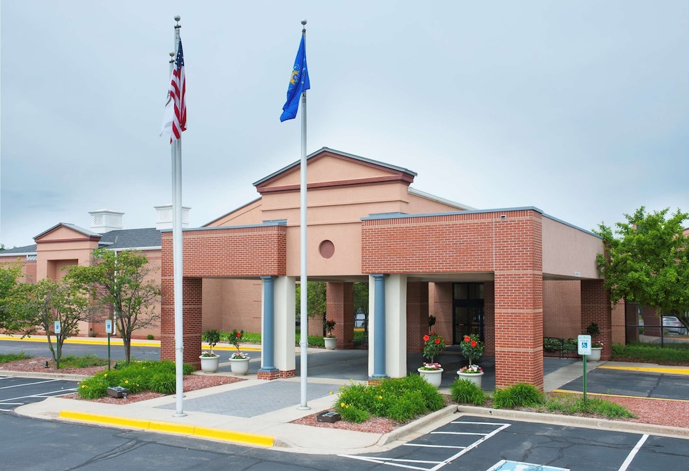 Doubletree By Hilton Milwaukee Brookfield — Brookfield