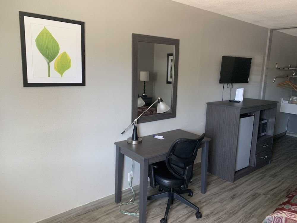 Executive Inn Locust Grove - photo 3