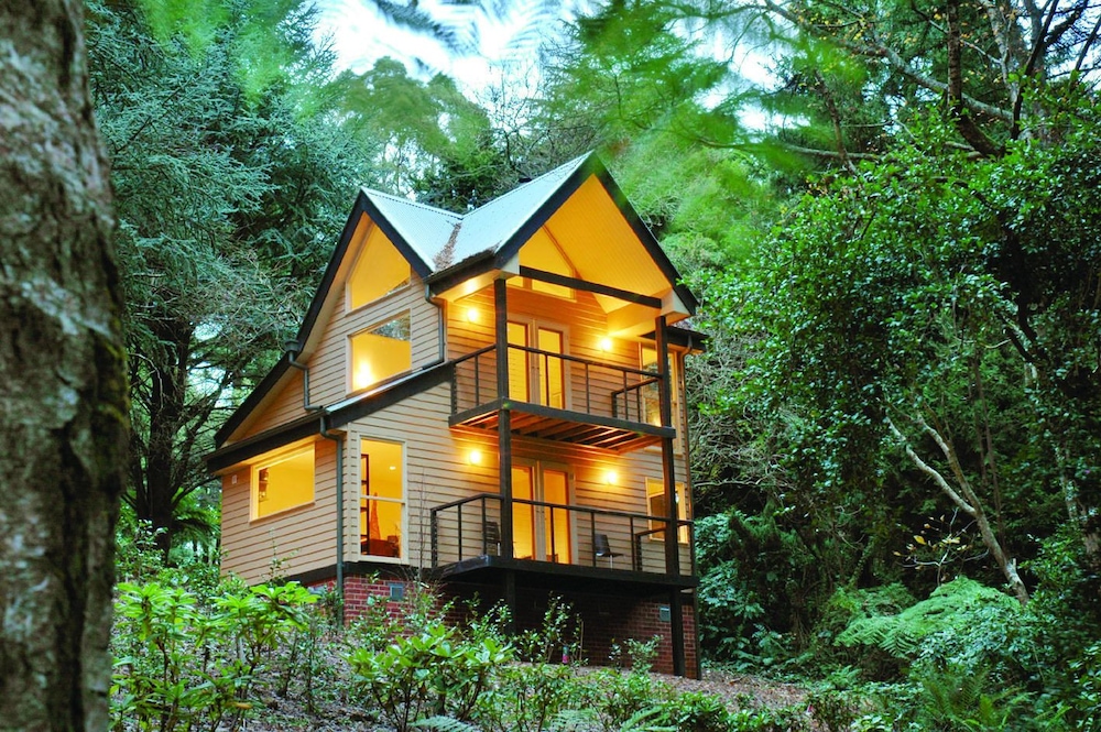 Lochiel Luxury Accommodation — 4-Star Luxury Hotel in Olinda, Australia