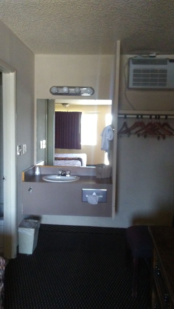 Cedars Inn Lewiston - photo 18