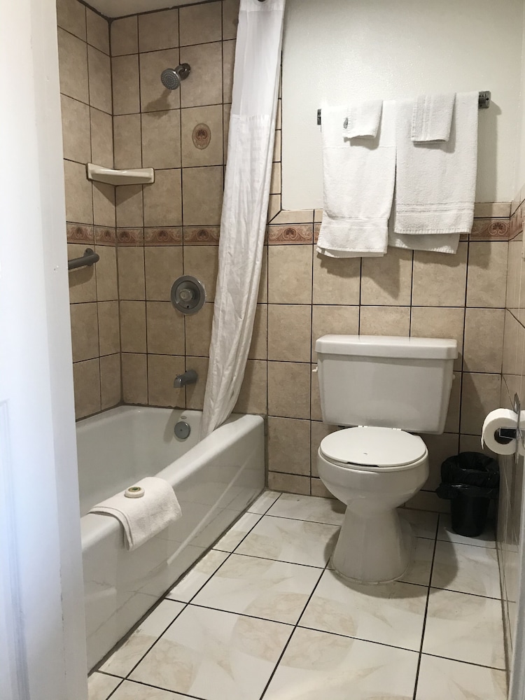 Economy Inn Lax - photo 15