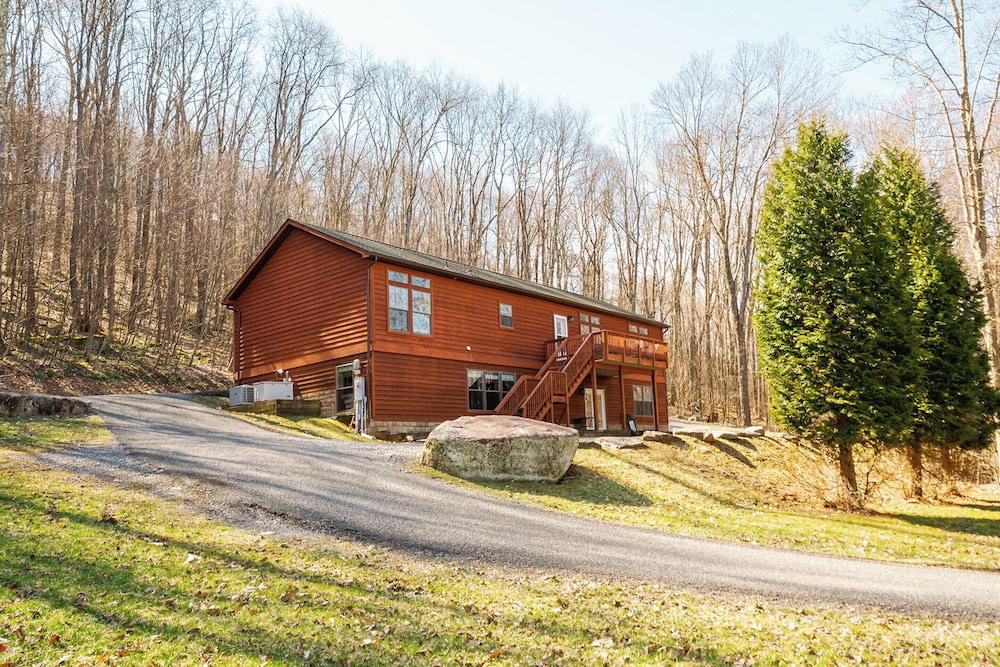 Hillside Hideaway — 4-Star Luxury Hotel in Mchenry, United States