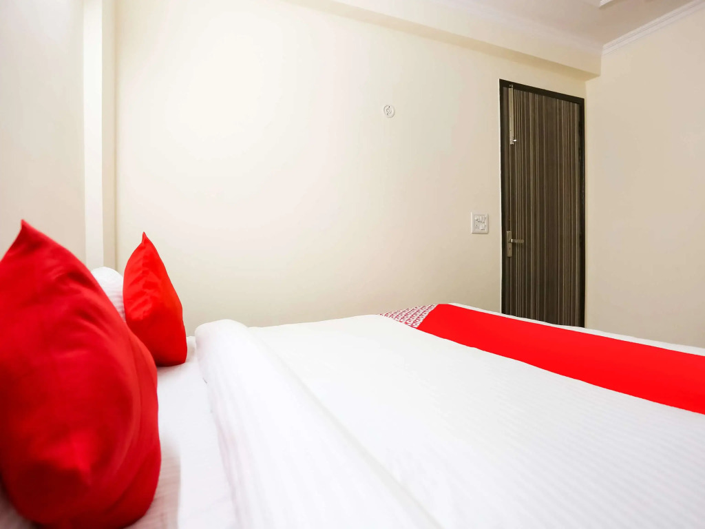 Mid - carbon neutral hotel in Unknown City