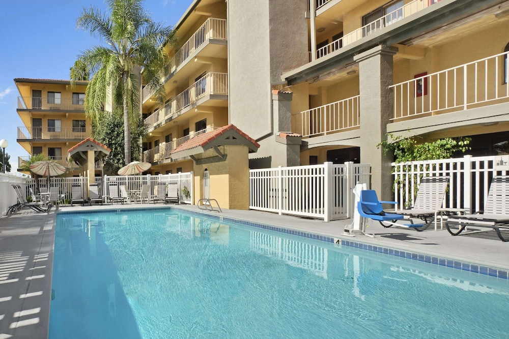 Days Inn by Wyndham Buena Park - photo 22